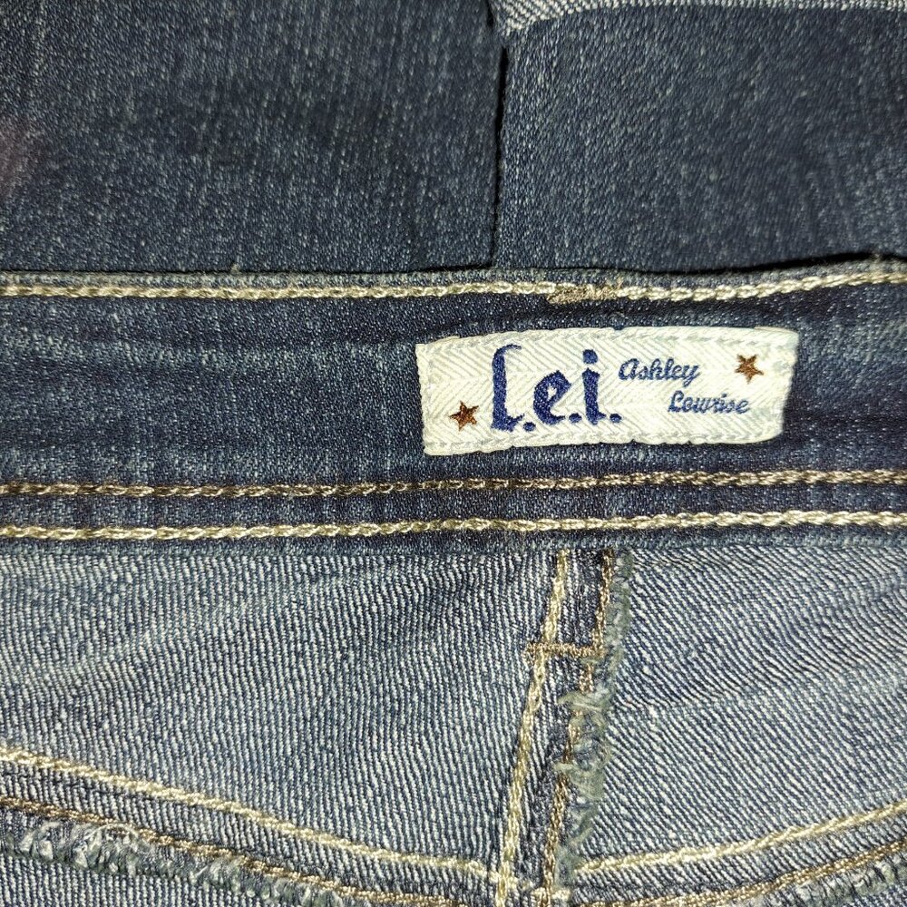 L.e.i Jeans Ashley Lowrise Distressed Capris w/Rhinestone Embellishments NWT - Picture 3 of 11